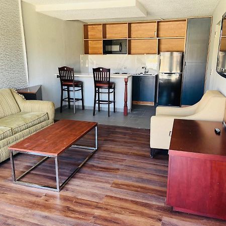 North Villa Extended Stay Westfield Экстерьер фото
