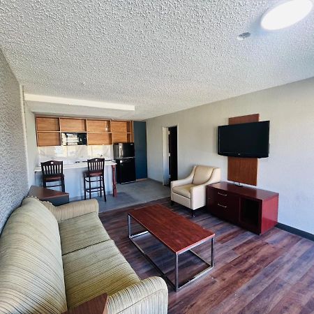 North Villa Extended Stay Westfield Экстерьер фото