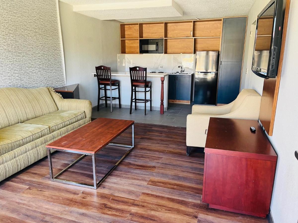 North Villa Extended Stay Westfield Экстерьер фото