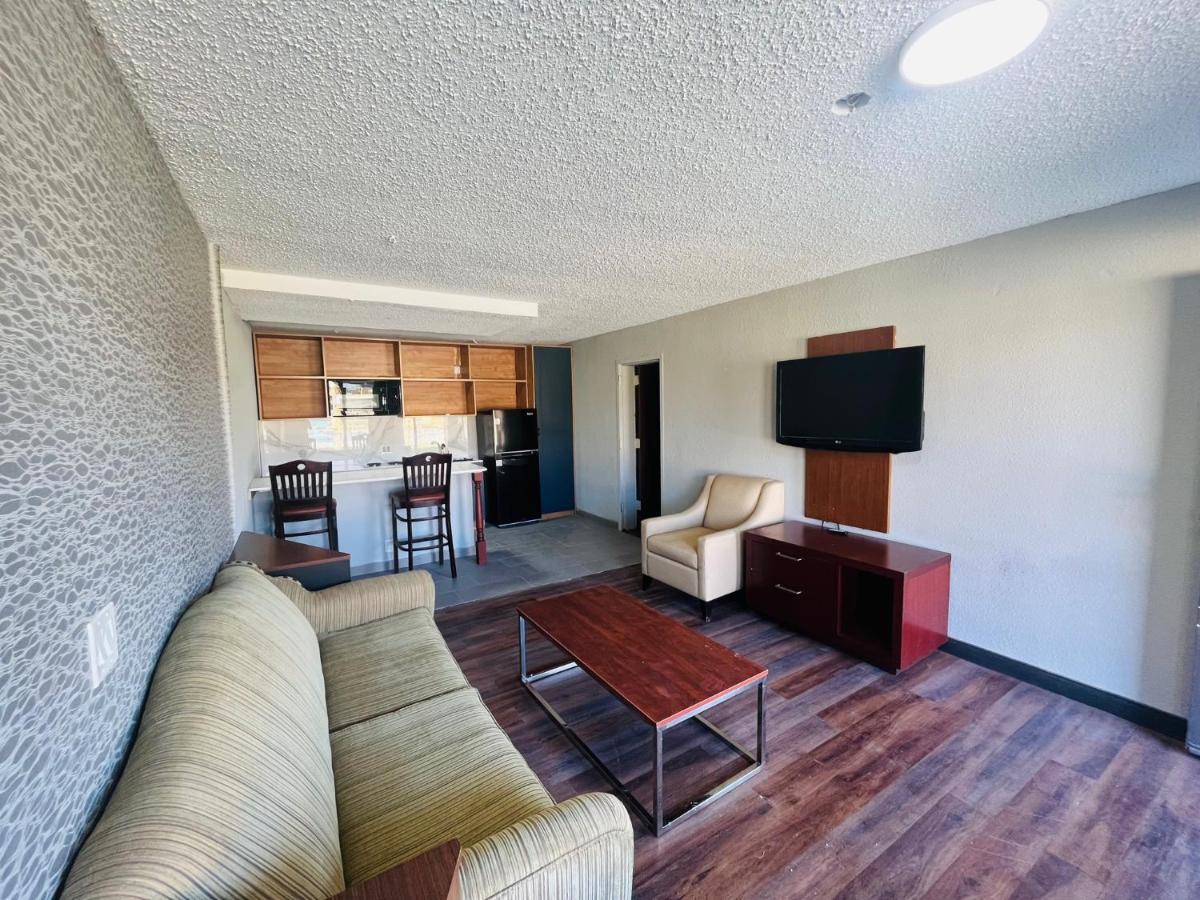 North Villa Extended Stay Westfield Экстерьер фото
