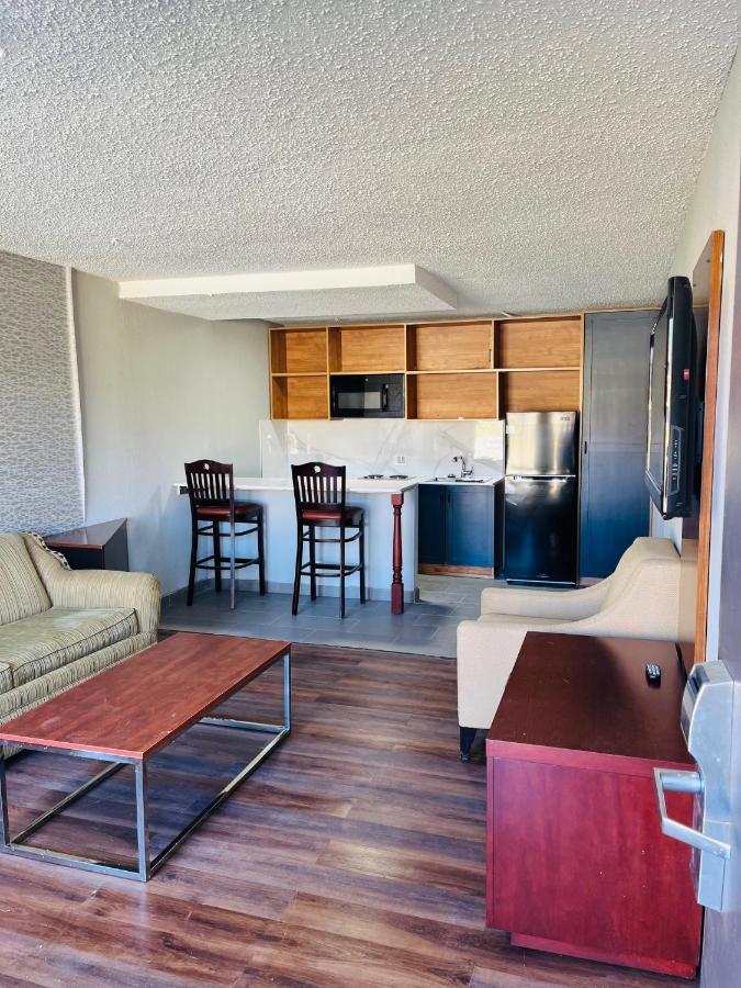 North Villa Extended Stay Westfield Экстерьер фото