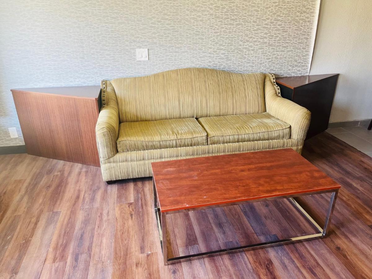 North Villa Extended Stay Westfield Экстерьер фото