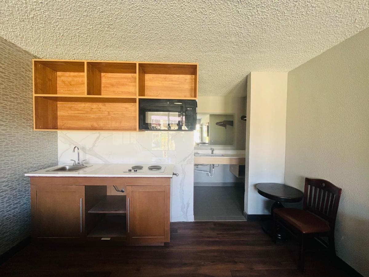 North Villa Extended Stay Westfield Экстерьер фото