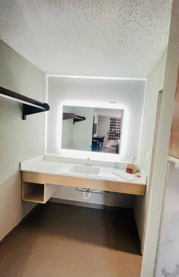 North Villa Extended Stay Westfield Экстерьер фото