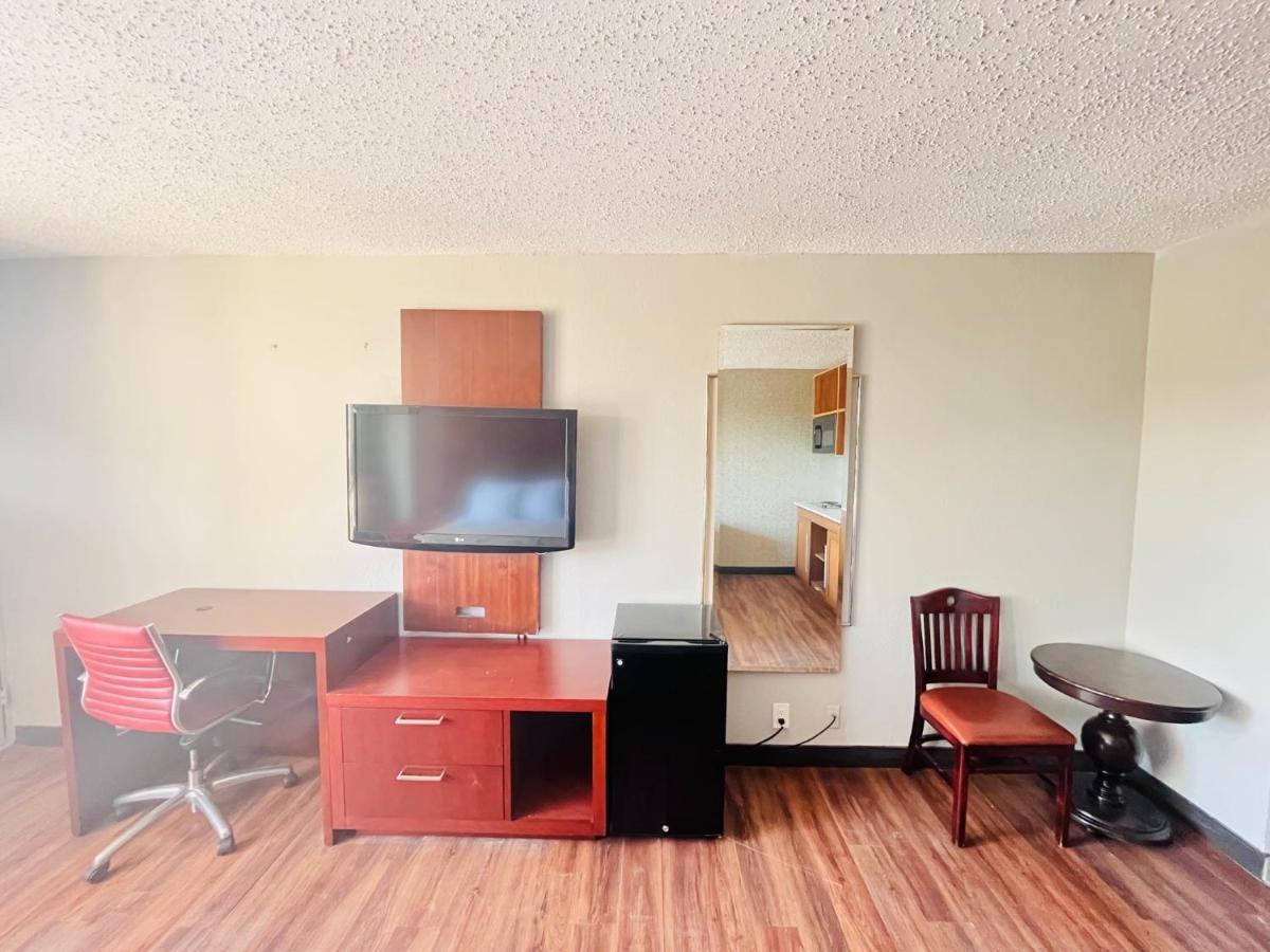 North Villa Extended Stay Westfield Экстерьер фото
