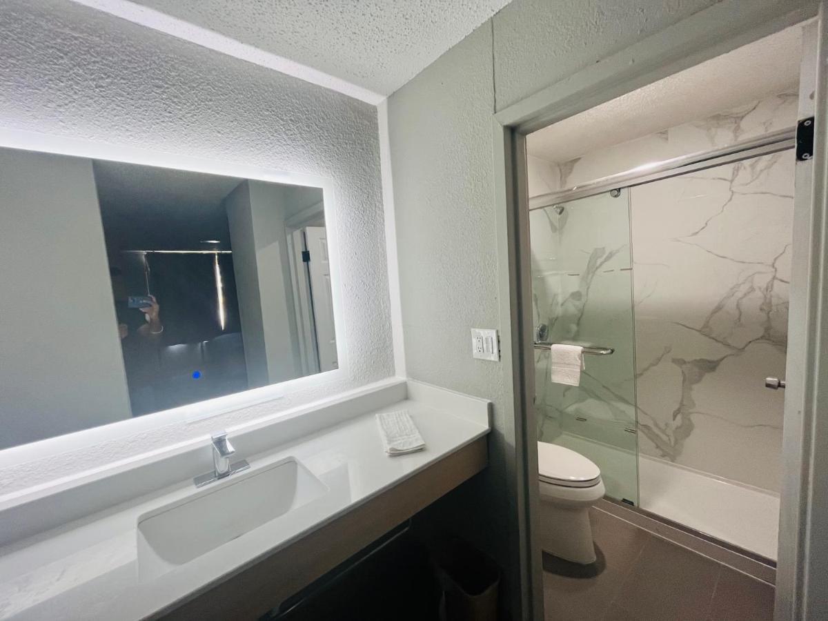 North Villa Extended Stay Westfield Экстерьер фото